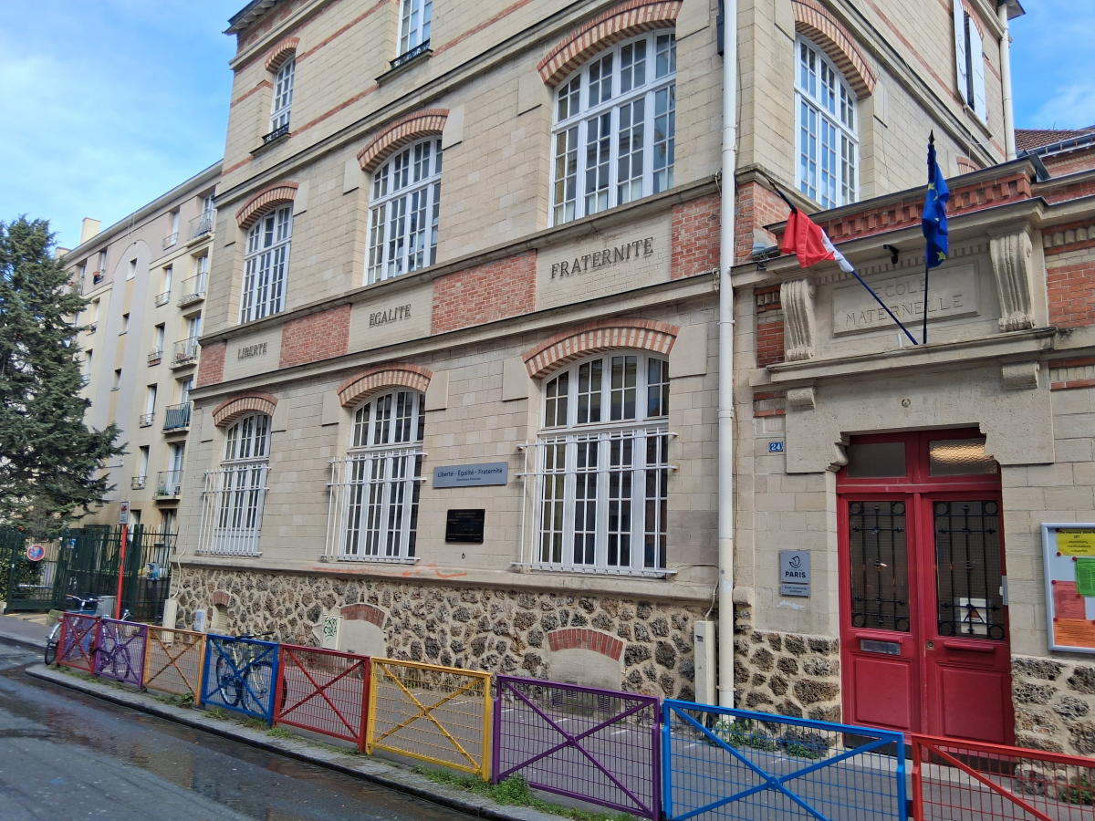 Motto on kindergarten school building